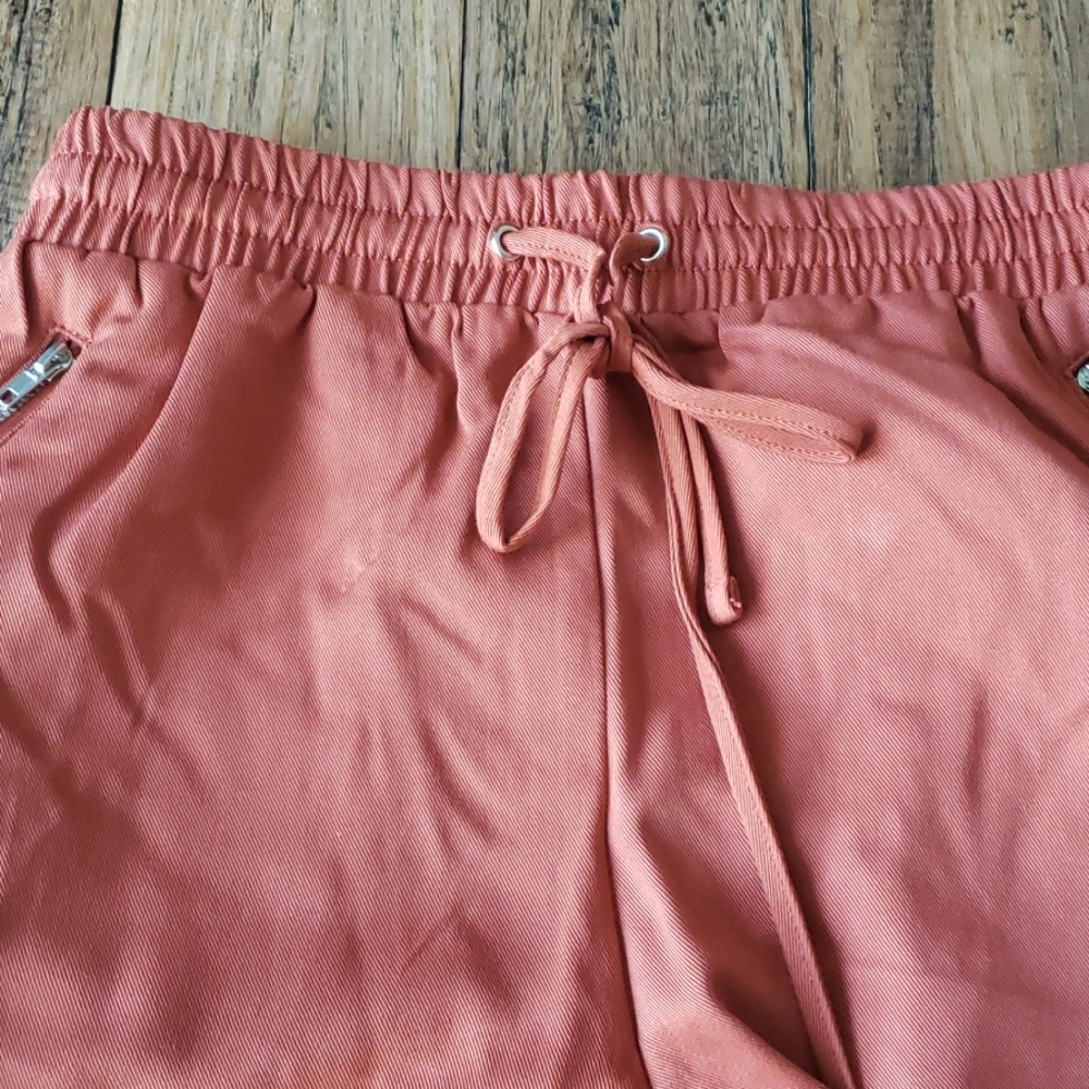 Cuffed Drawstring Shorts - Picture 3 of 7